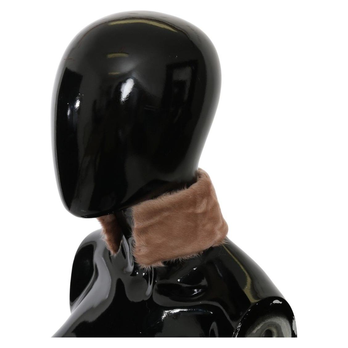 وشاح أنيق من فرو الحمل باللون البيج من دولتشي آند غابانا