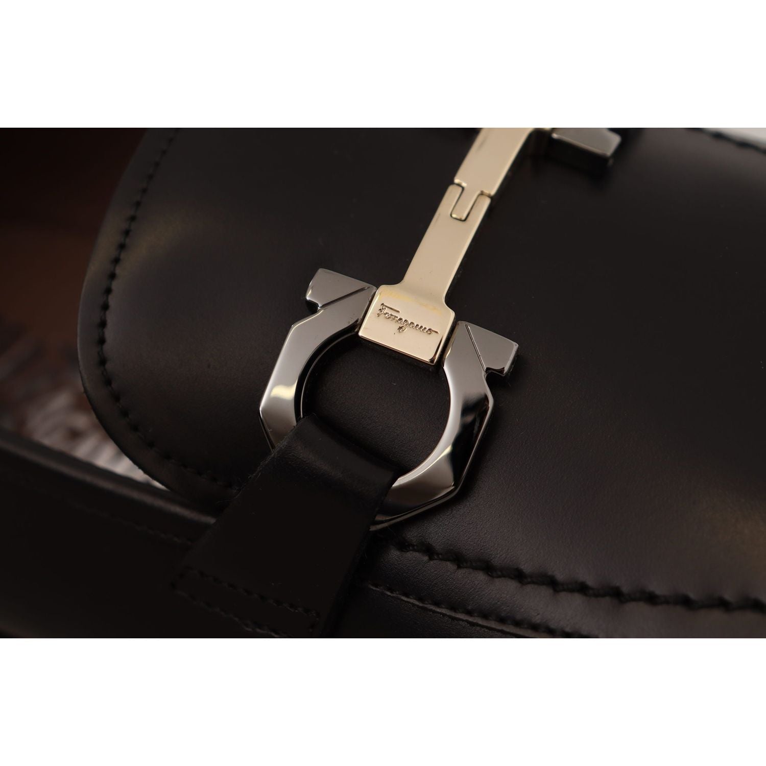 حذاء سلفاتوري فيراغامو من الجلد الأسود الناعم Gancio Bit Loafers