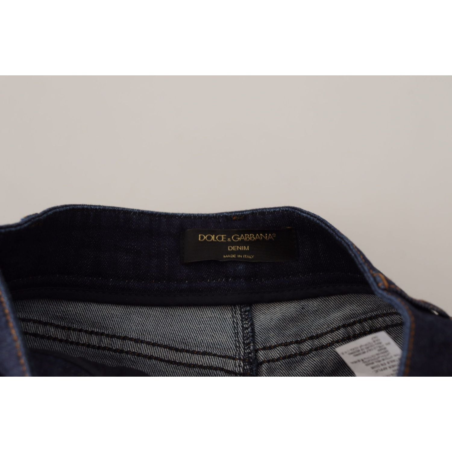 شورت قصير أنيق بخصر مرتفع من دولتشي آند غابانا مع تفاصيل من الكريستال