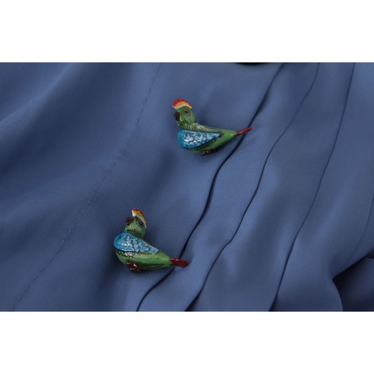 تنورة قصيرة أنيقة مطوية على شكل حرف A من دولتشي آند غابانا مع تطريزات طيور