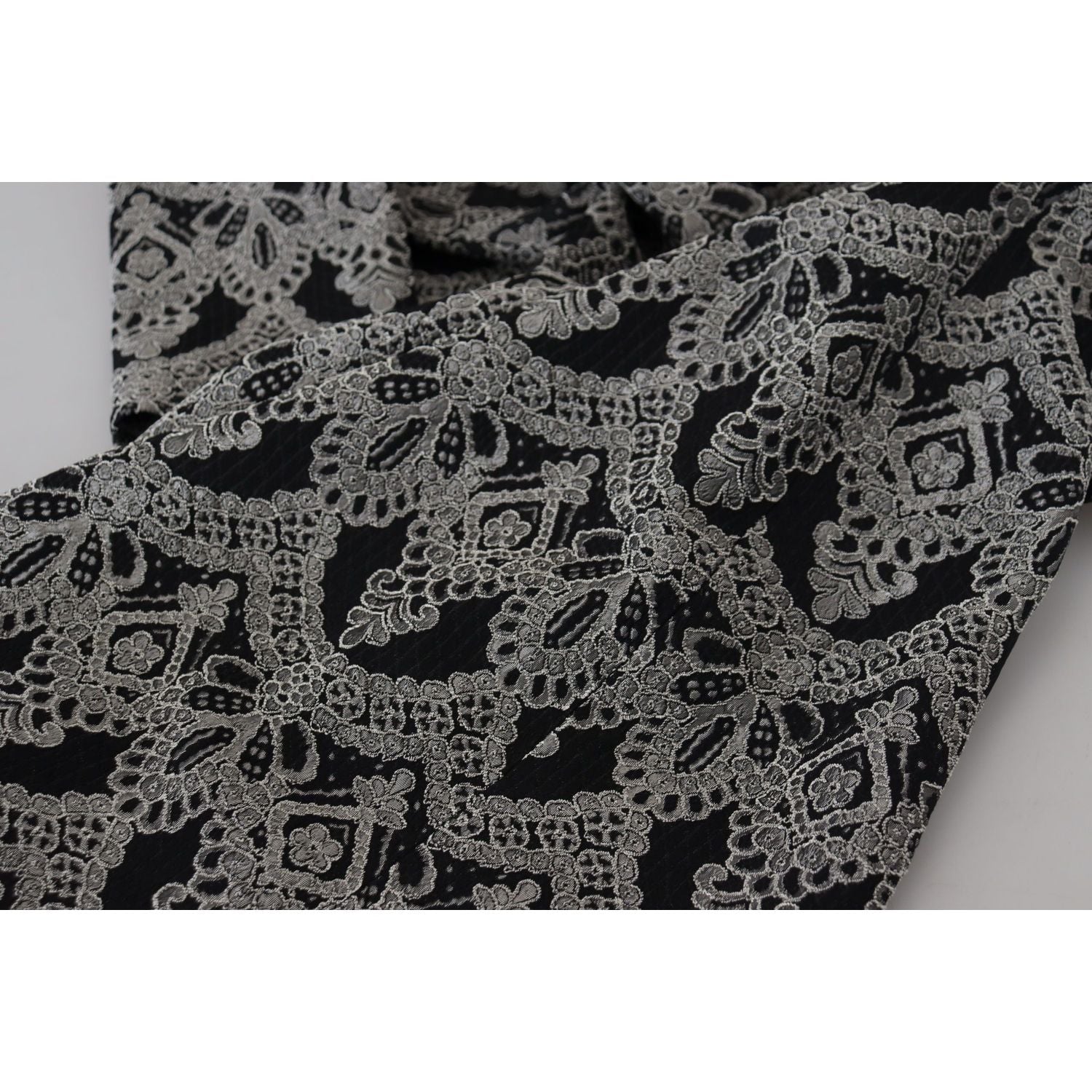 فستان دولتشي آند غابانا الأنيق ذو التصميم الضيق