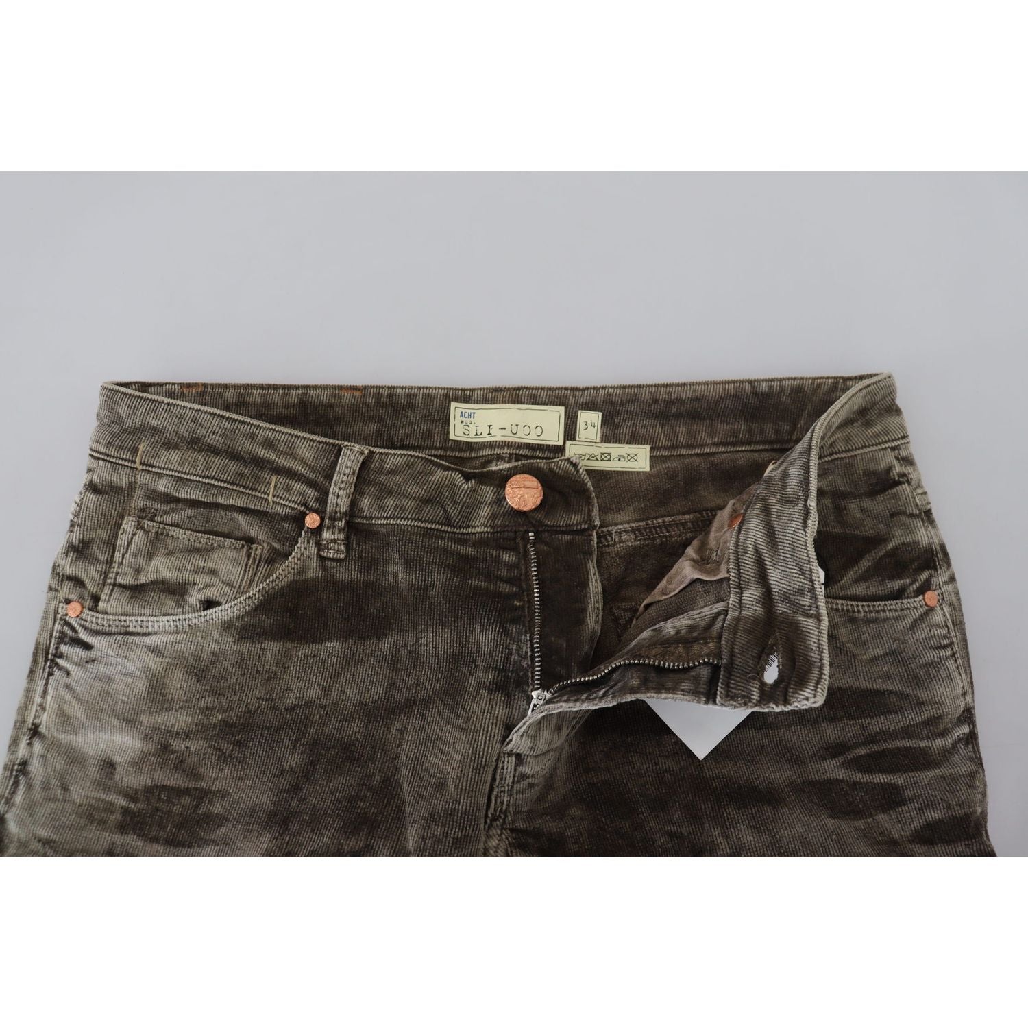 بنطلون مخملي رمادي أنيق مع لمسة عصرية