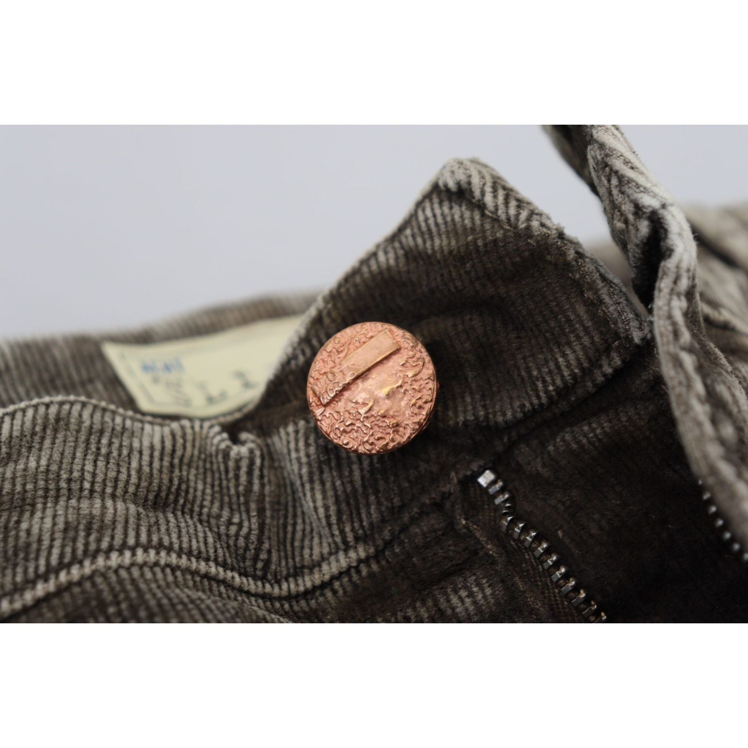 بنطلون مخملي رمادي أنيق مع لمسة عصرية