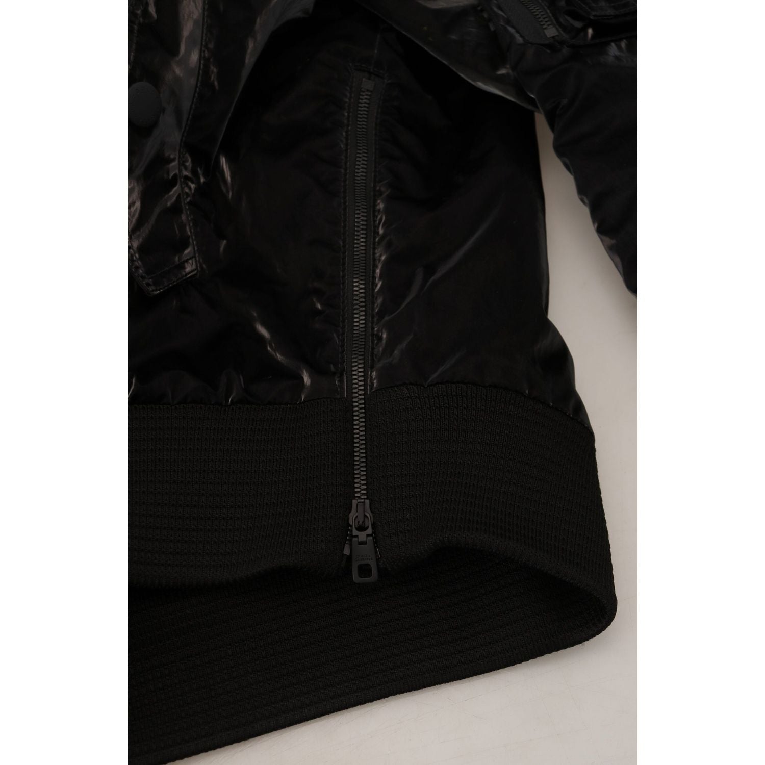 سترة سوداء أنيقة بغطاء رأس من دولتشي آند غابانا