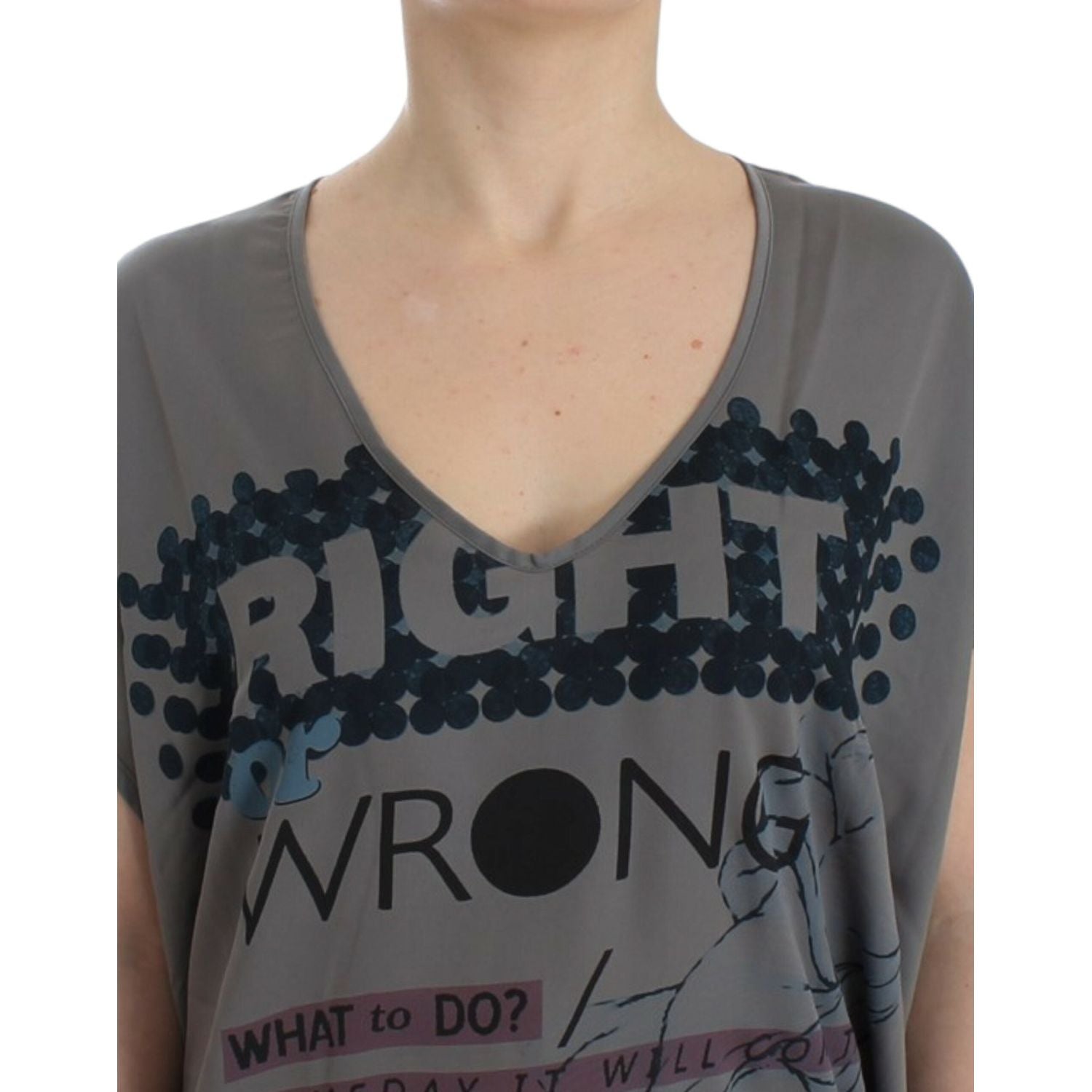 سترة وطنية أنيقة بفتحة رقبة على شكل حرف V مع طبعة زخارف