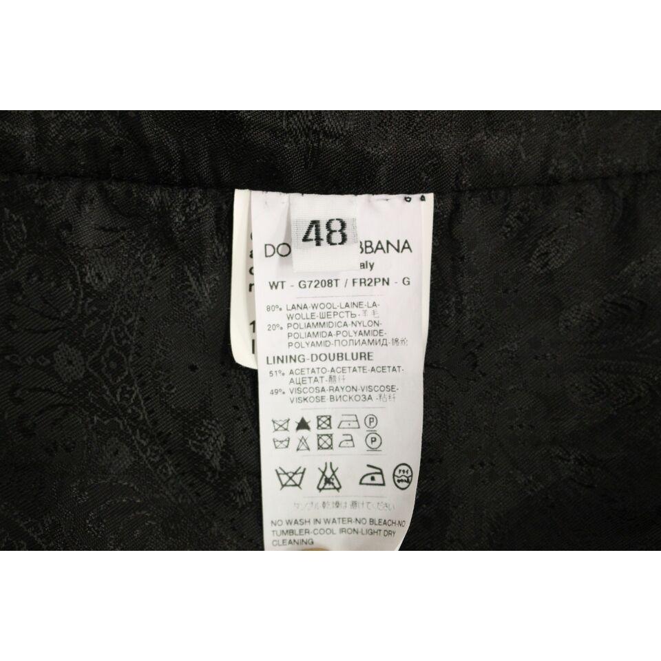 فستان دولتشي آند غابانا الأنيق ذو الصدر الواحد والمخطّط باللون الأسود