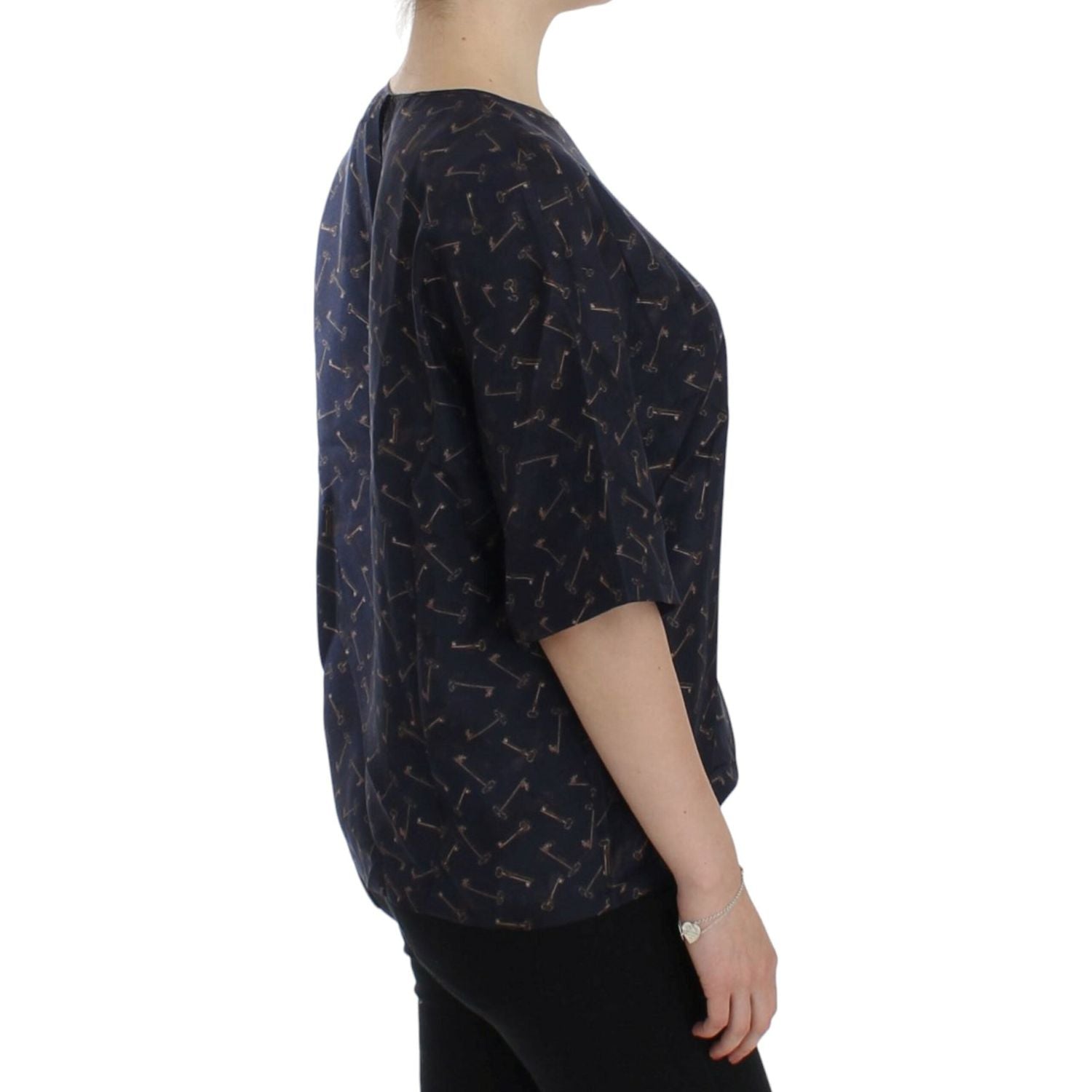 بلوزة دولتشي آند غابانا إنشانتد سيسيلي الحريرية بطبعة مفاتيح ذهبية