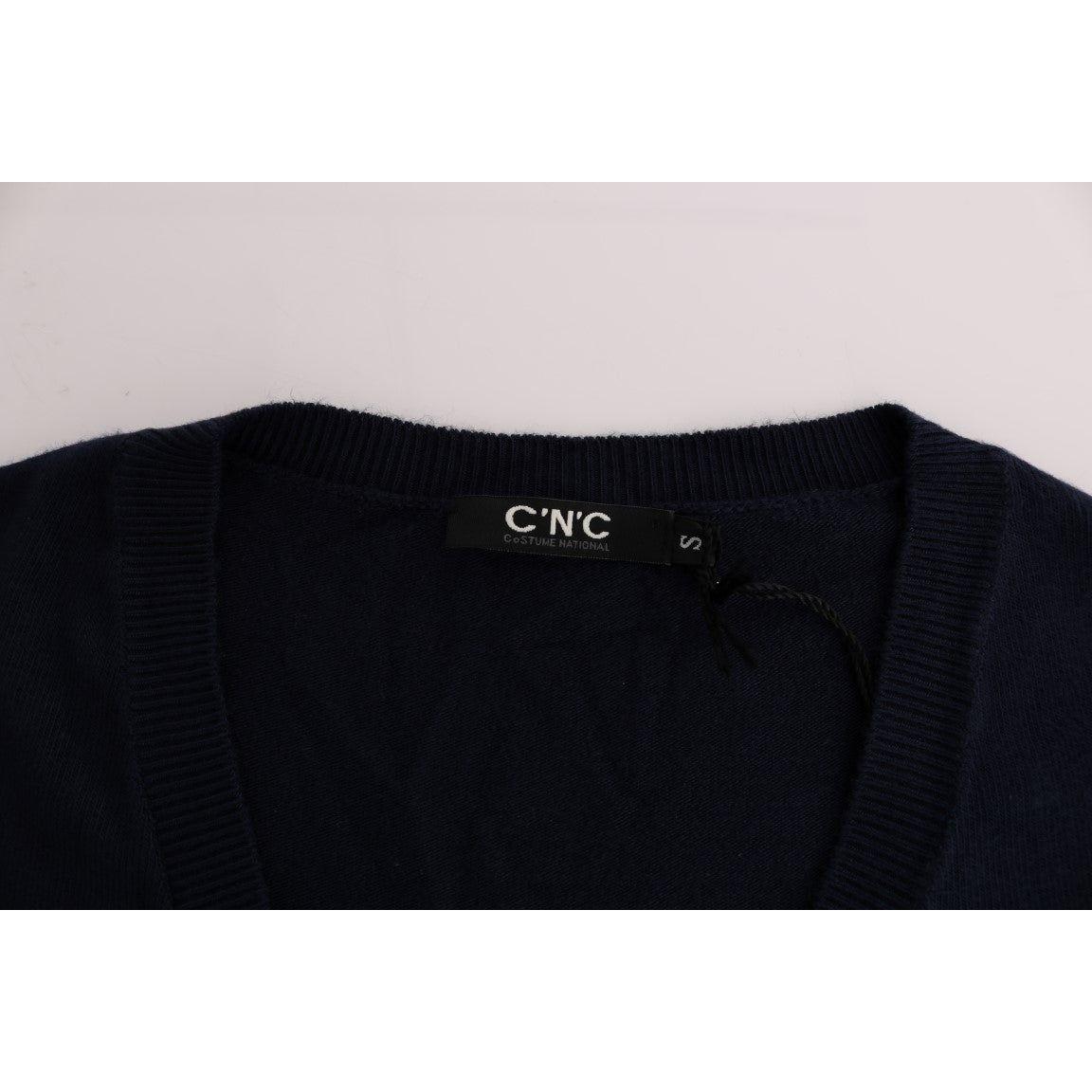 سترة زرقاء أنيقة بفتحة رقبة على شكل حرف V من زي وطني