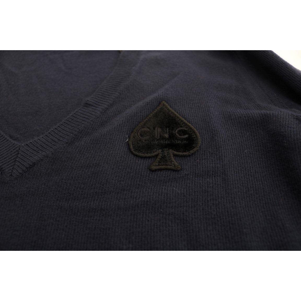 سترة زرقاء أنيقة بفتحة رقبة على شكل حرف V من زي وطني