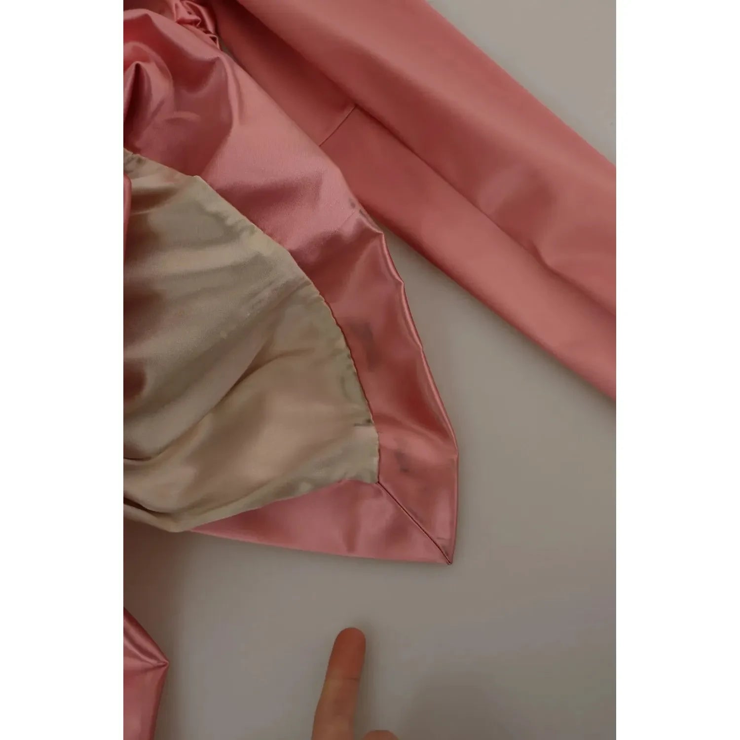 فستان دولتشي آند غابانا الوردي الضيق بأكمام طويلة