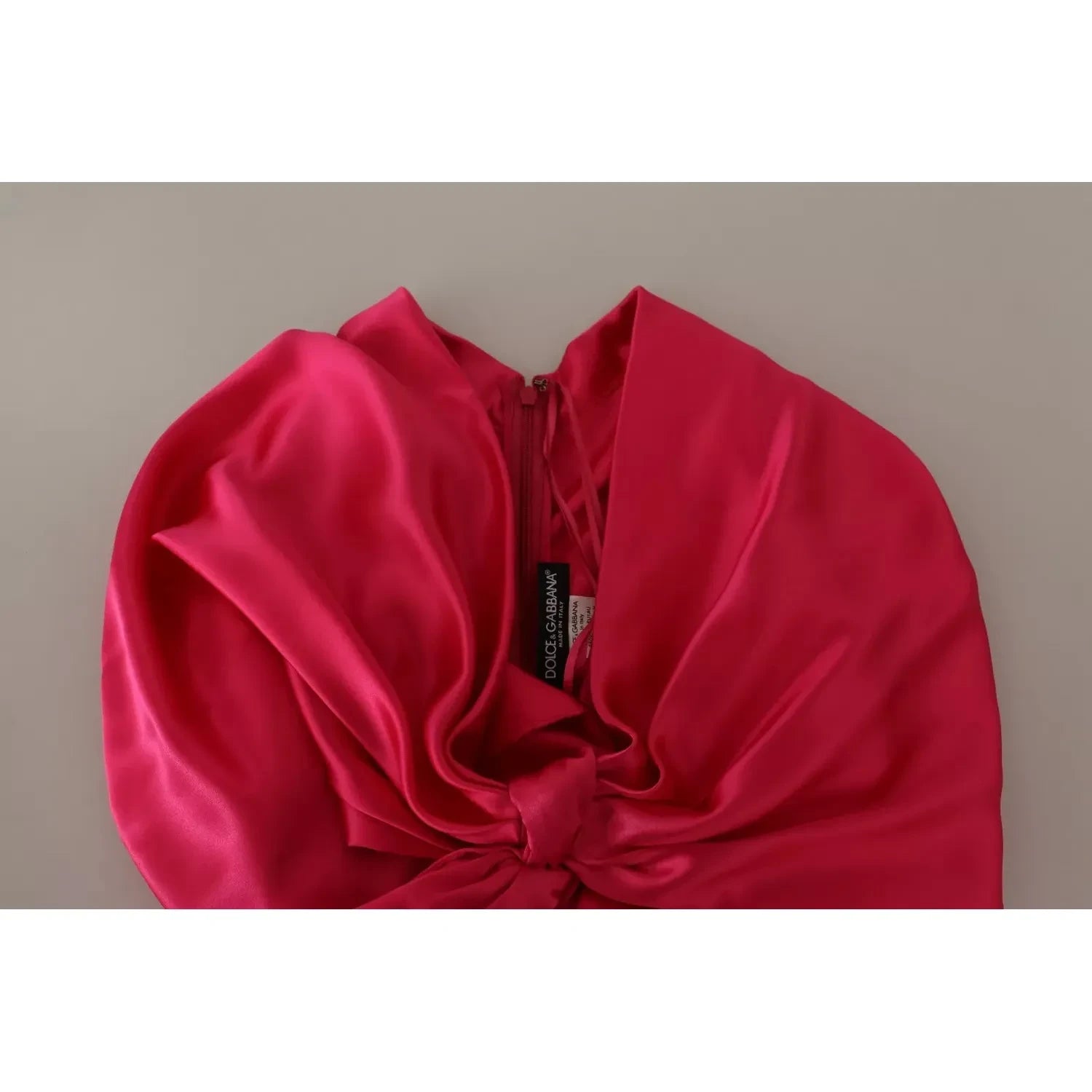 فستان دولتشي آند غابانا متوسط ​​الطول من الحرير باللون الوردي بقصّة ملائمة وكتف واحد