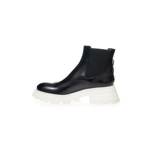 Alexander McQueen Elegant Leather Boots in Timeless Black Alexander McQueen