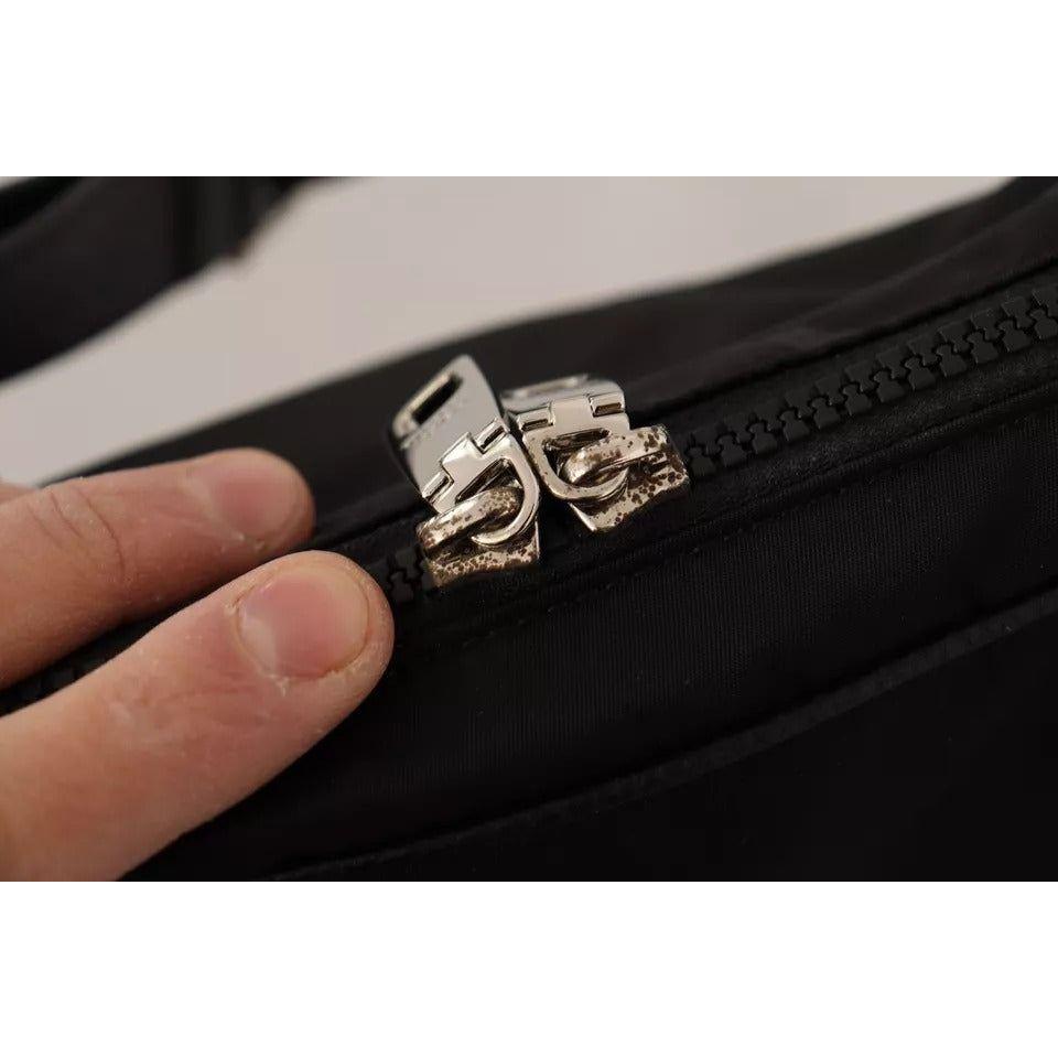 حقيبة كروس بودي من دولتشي آند غابانا مصنوعة من جلد النايلون الأسود ومزينة بشعار DG