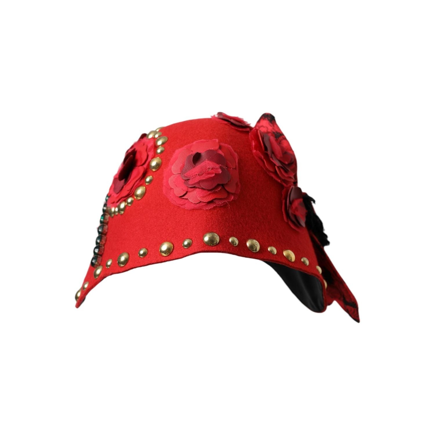 قبعة مزينة بدبابيس من دولتشي آند غابانا على شكل وردة ذهبية من الكريستال الأحمر