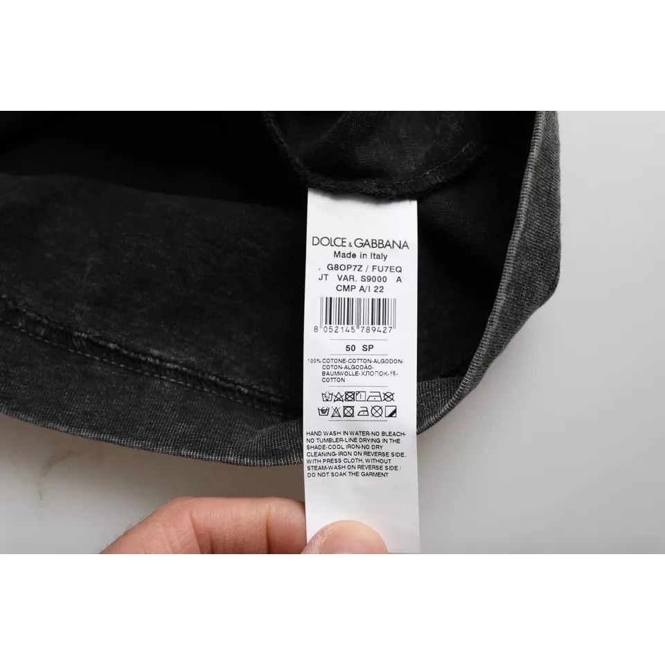 تي شيرت رجالي من Dolce &amp; Gabbana مطبوع عليه شعار Dolce &amp; Gabbana باللون الأسود من القطن برقبة دائرية