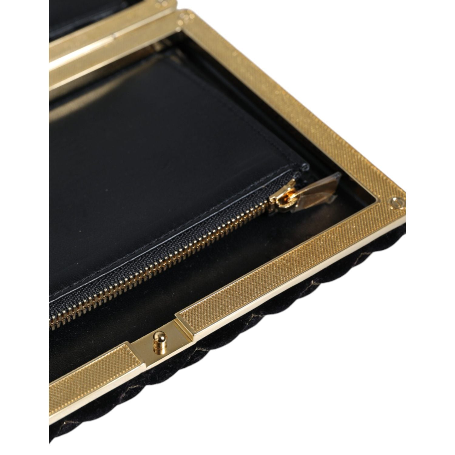 حقيبة كلاتش سهرة من دولتشي آند غابانا بوردو مخملية سوداء بإطار ذهبي