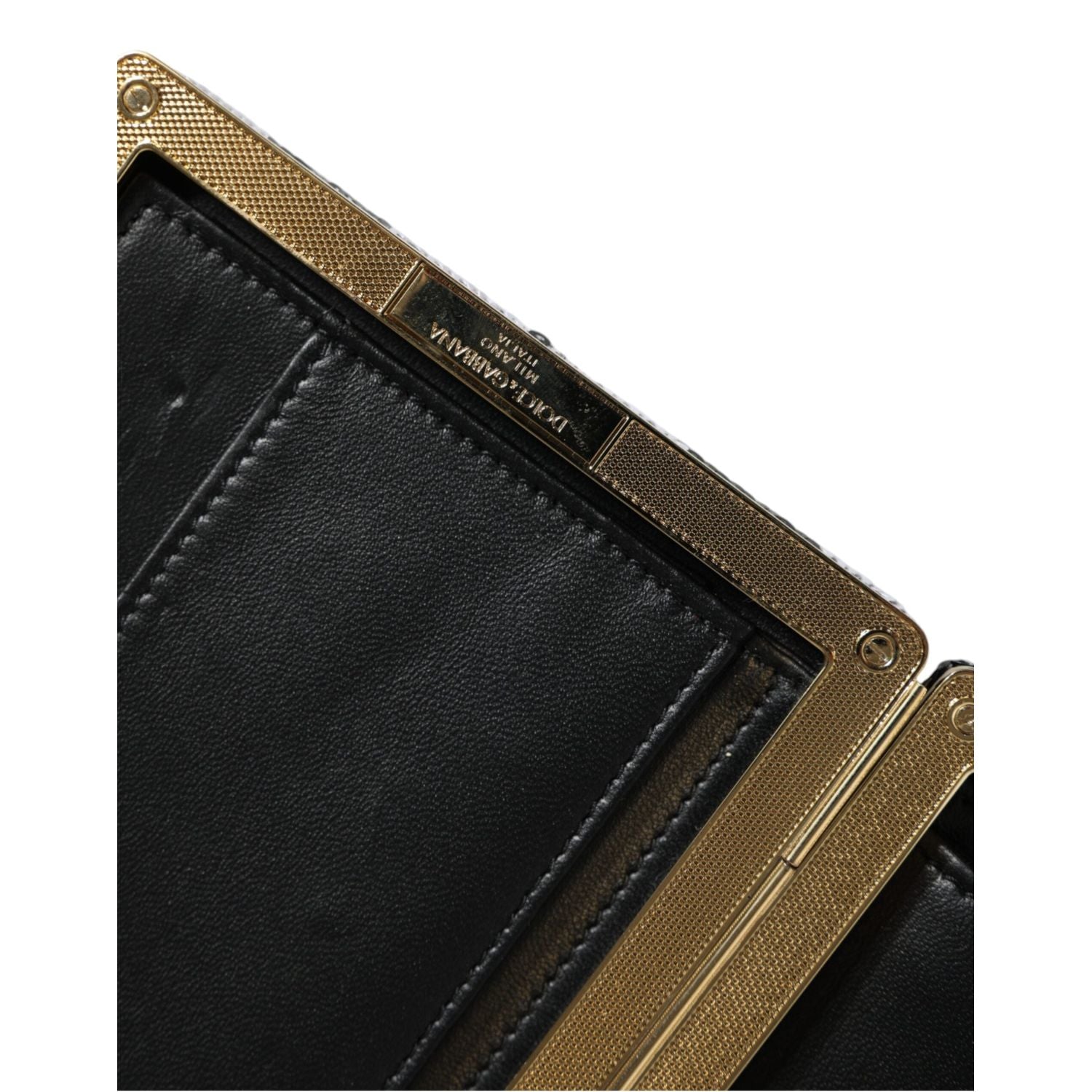 حقيبة كلاتش للحفلات المسائية من دولتشي آند غابانا بإطار ذهبي أبيض أسود