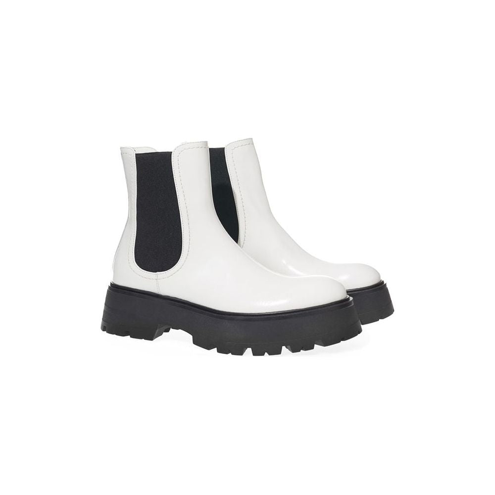 Alexander McQueen Elegant Monochrome Leather Boots chic-leather-two-tone-ankle-boots